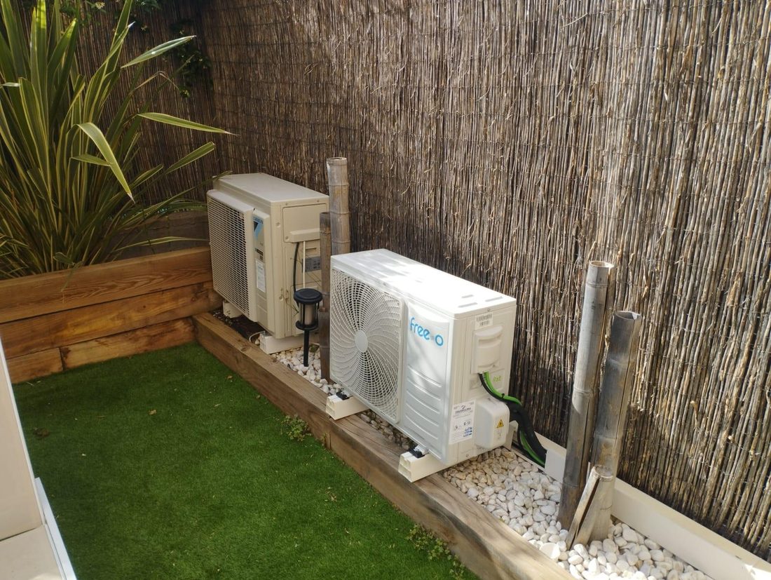 Unidades exteriores en jardín residencial