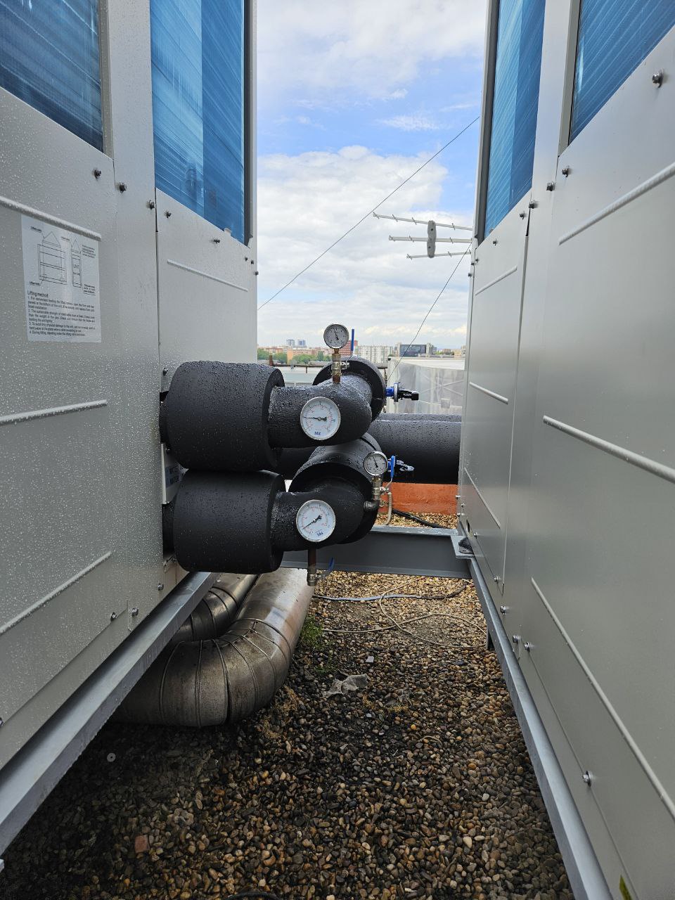 Conexionado eléctrico y de gas refrigerante